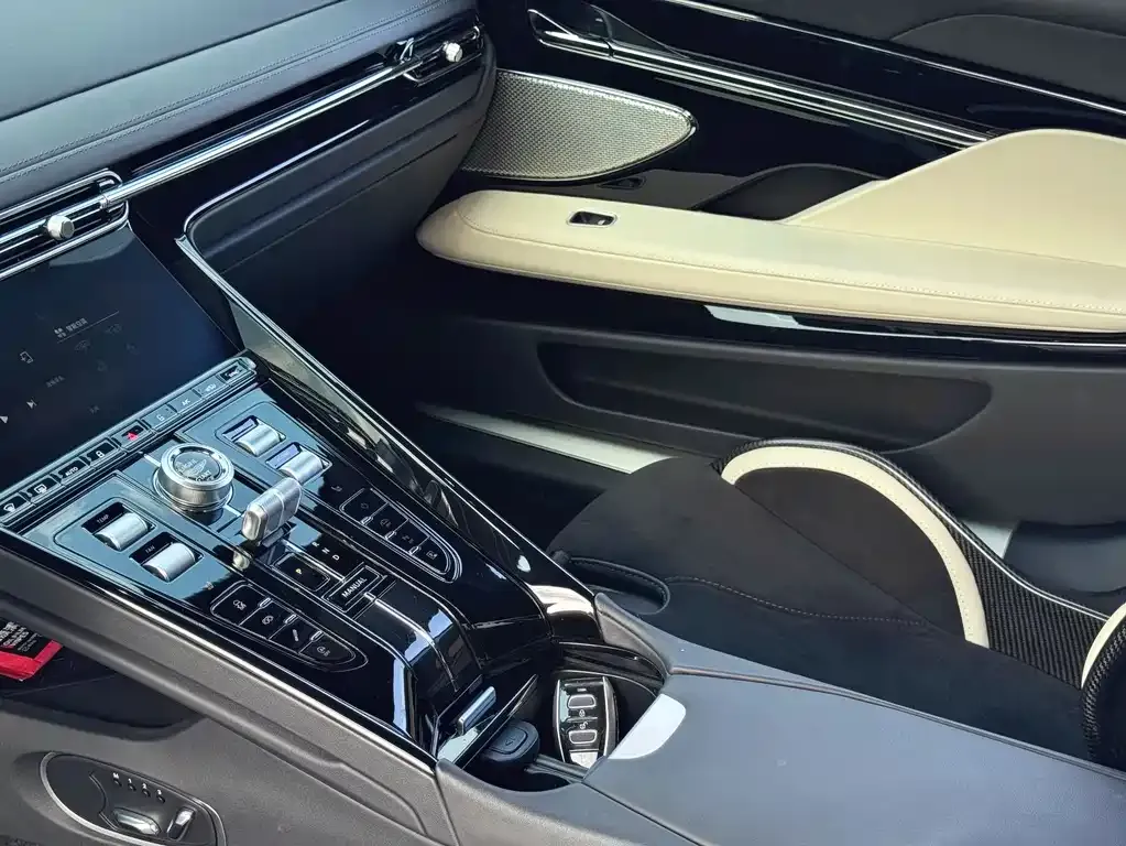 Aston Martin DB12 2024 из CN, фото 10