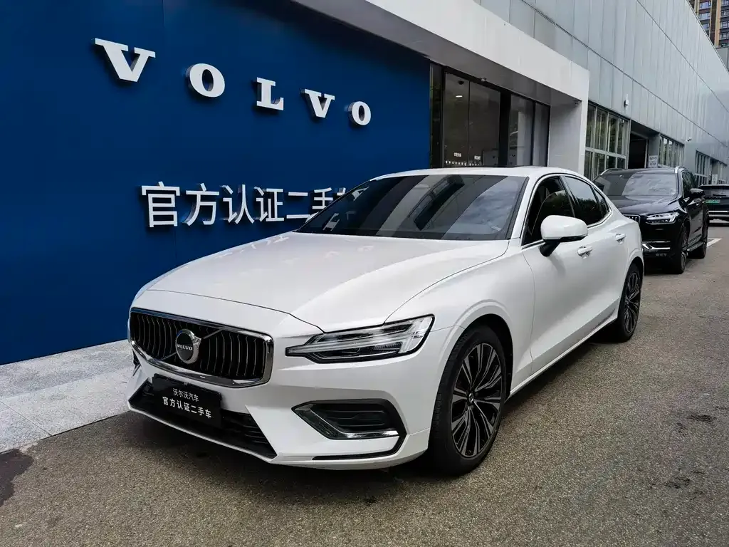 Volvo S60 — фото 1