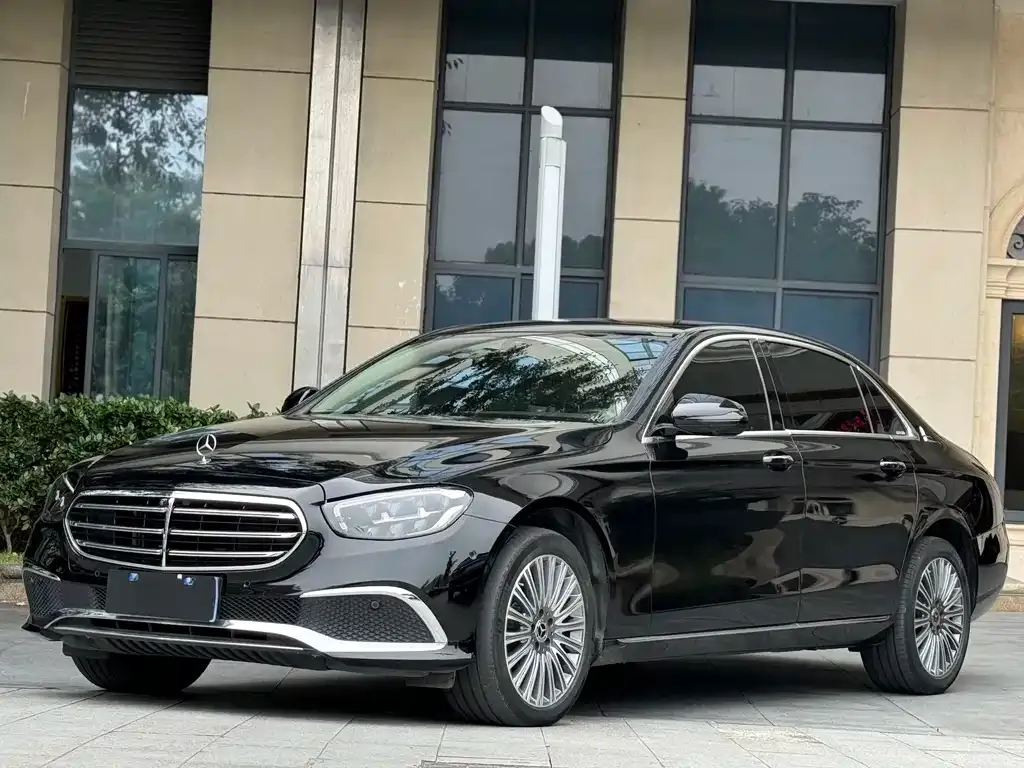Mercedes-Benz E-Class — фото 1