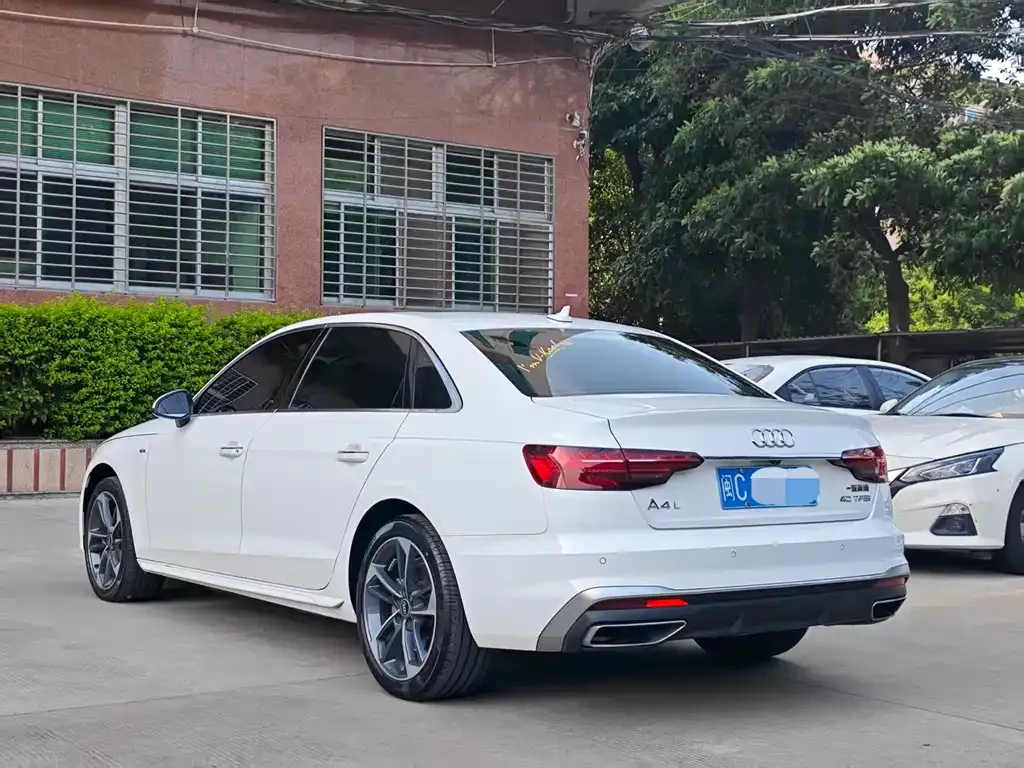 Audi A4L 2023 из CN, фото 3