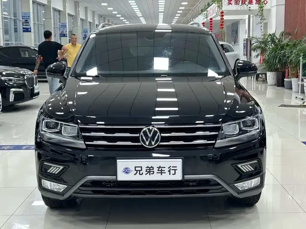 Volkswagen Tiguan L — фото 1