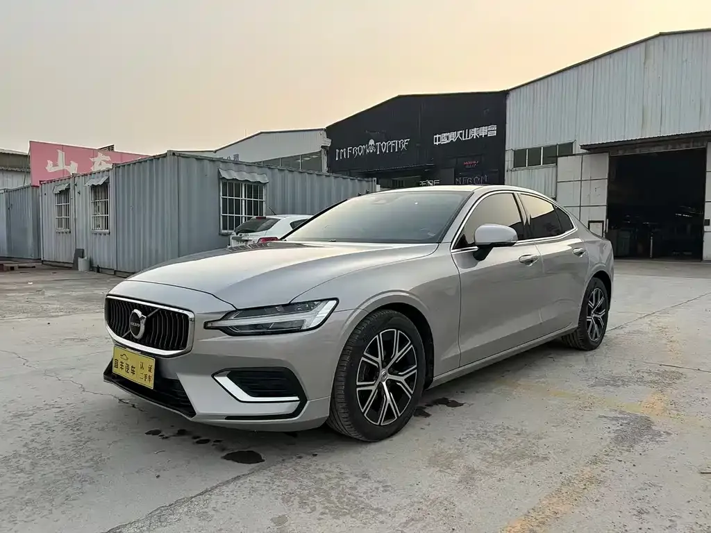 Volvo S60 — фото 1