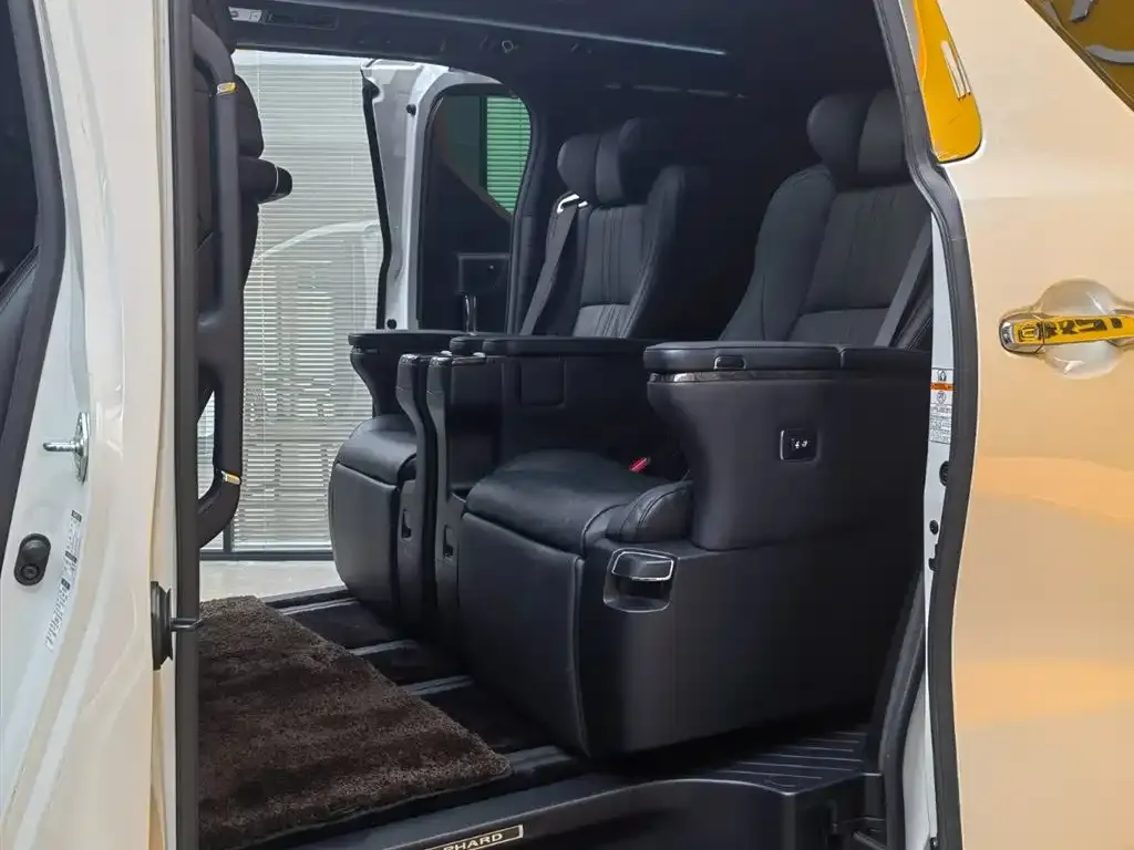 Toyota Alphard — фото 10