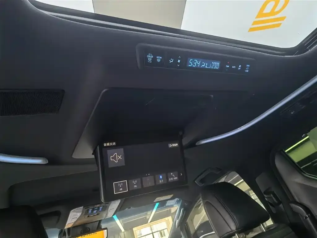 Toyota Alphard — фото 9