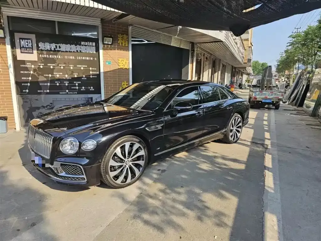 Bentley Flying Spur — фото 1