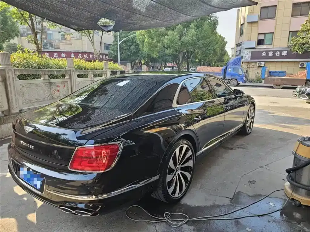 Bentley Flying Spur — фото 3
