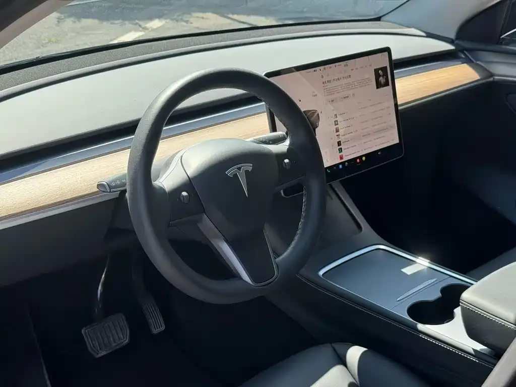 Tesla Model Y — фото 4