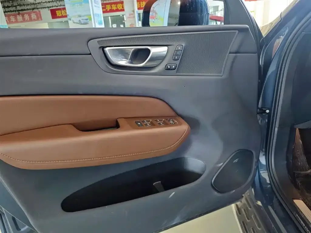 Volvo XC60 — фото 10