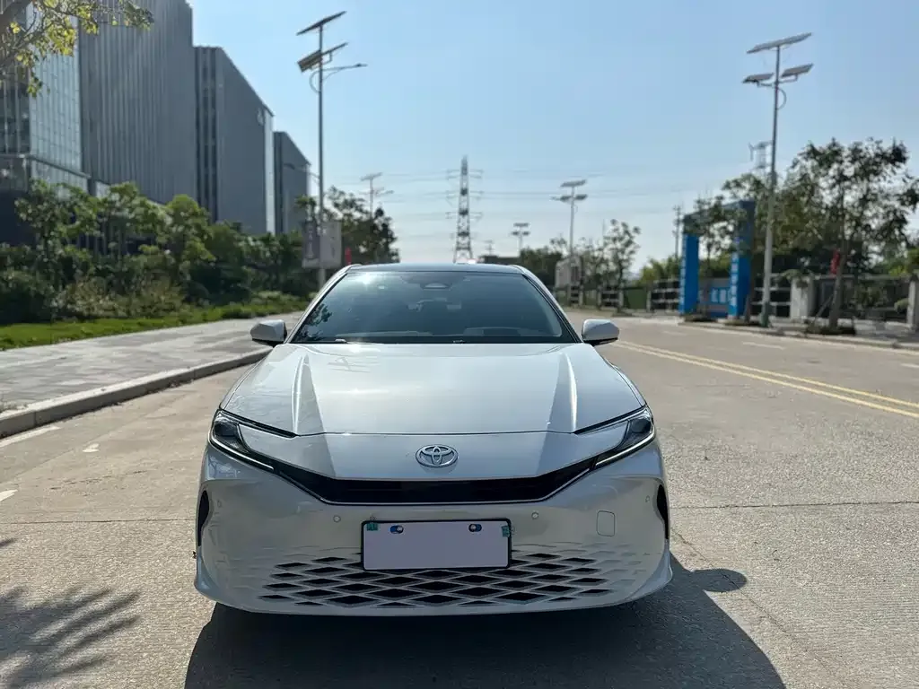Toyota Camry — фото 2