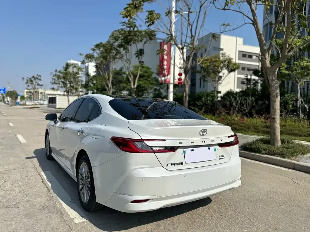Toyota Camry — фото 9
