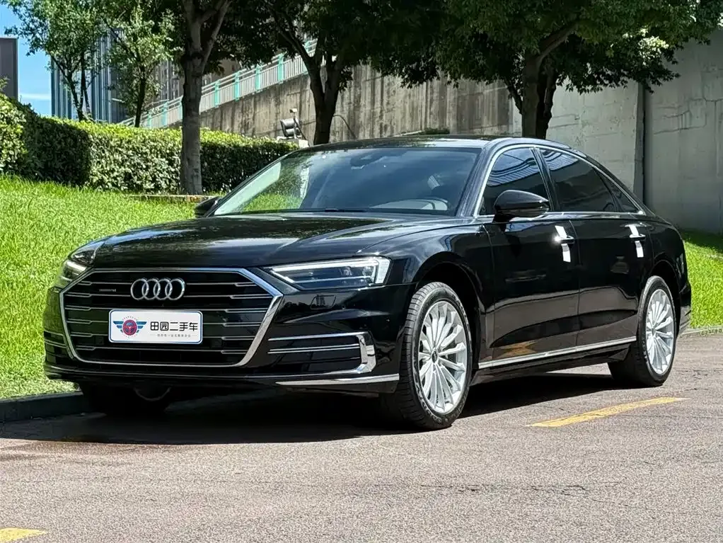 Audi A8 — фото 1