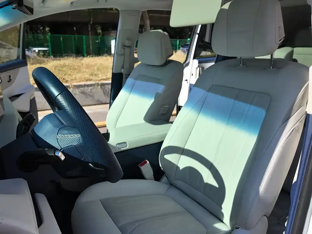 Buick GL8 Hybrid — фото 10