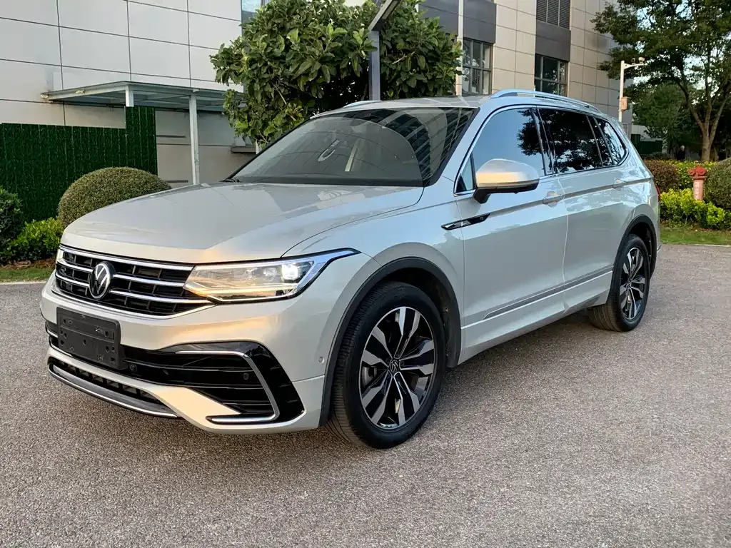 Volkswagen Tiguan L — фото 1