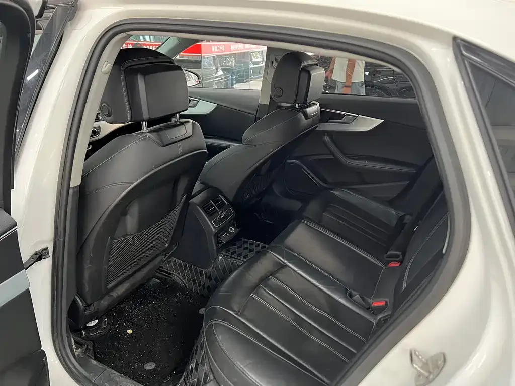 Audi A4L 2023 из CN, фото 5