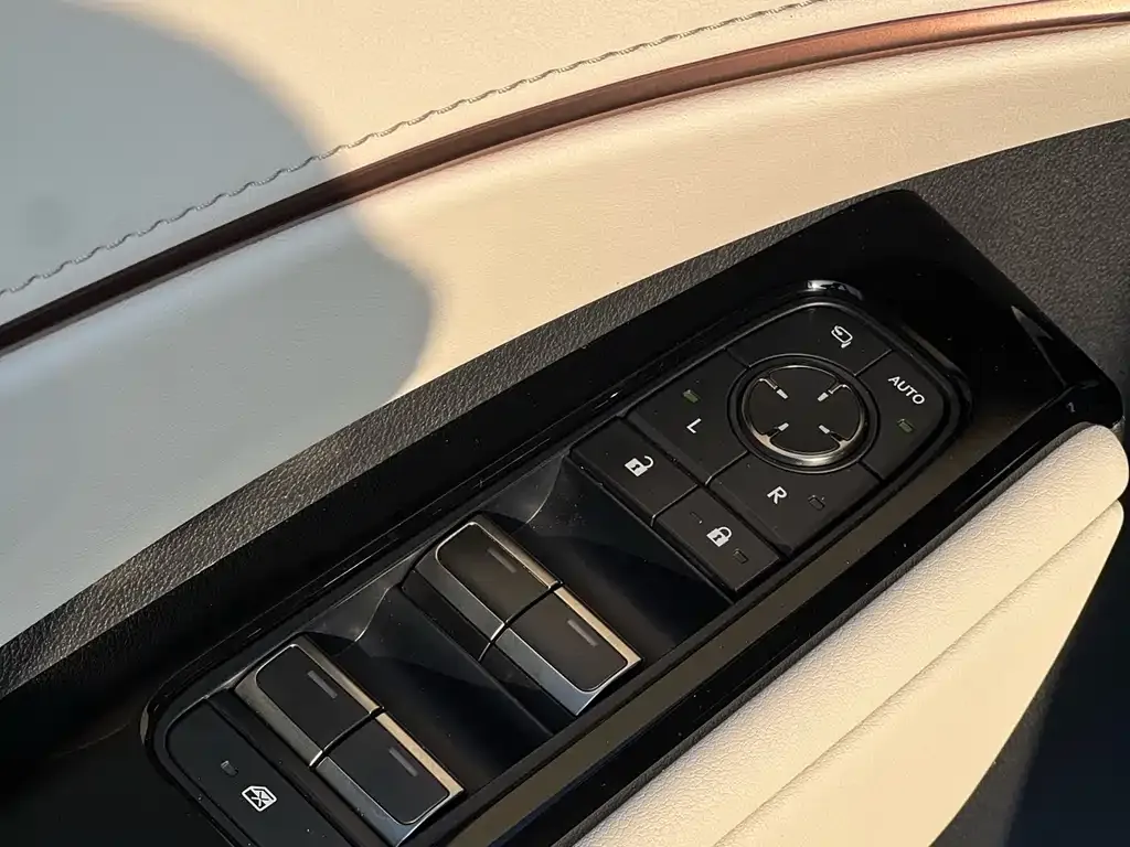 Lexus LM — фото 7
