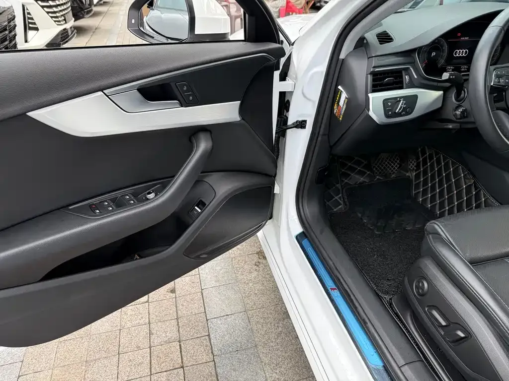 Audi A4L 2022 из CN, фото 4