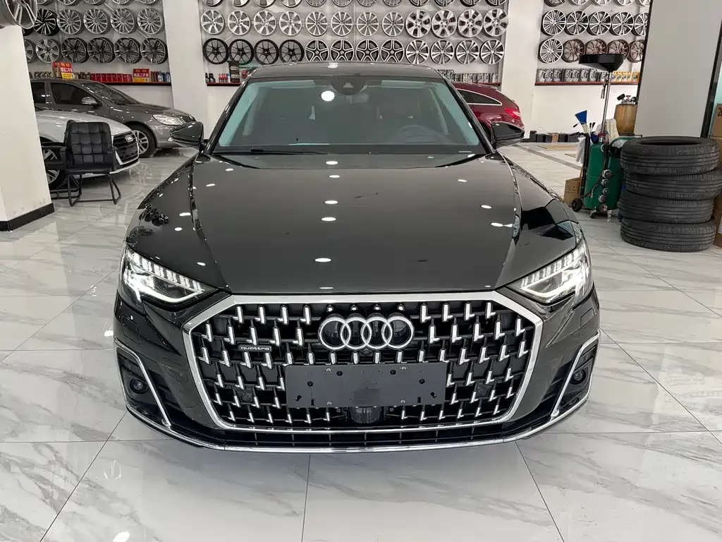 Audi A8 — фото 1