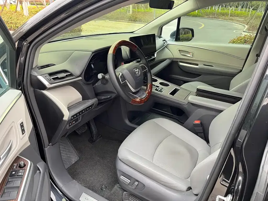 Toyota Granvia 2023 из CN, фото 4