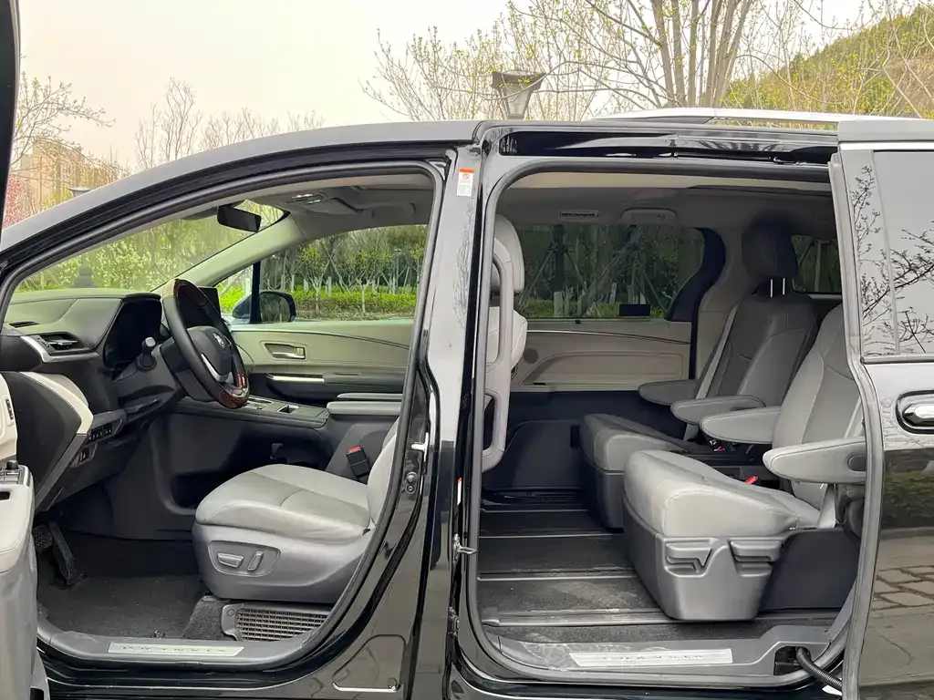 Toyota Granvia 2023 из CN, фото 5