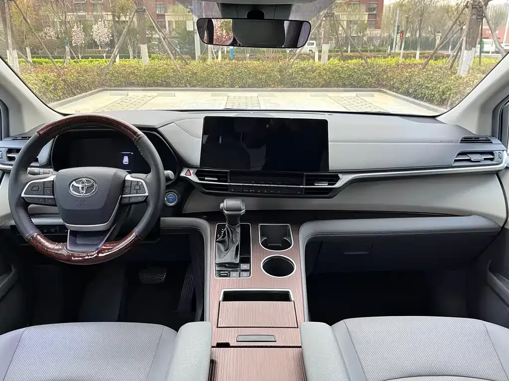 Toyota Granvia 2023 из CN, фото 7