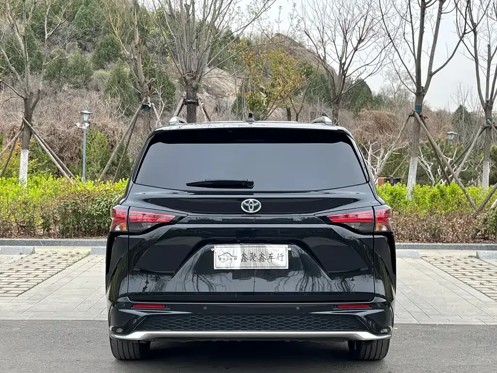 Toyota Granvia 2023 из CN, фото 9