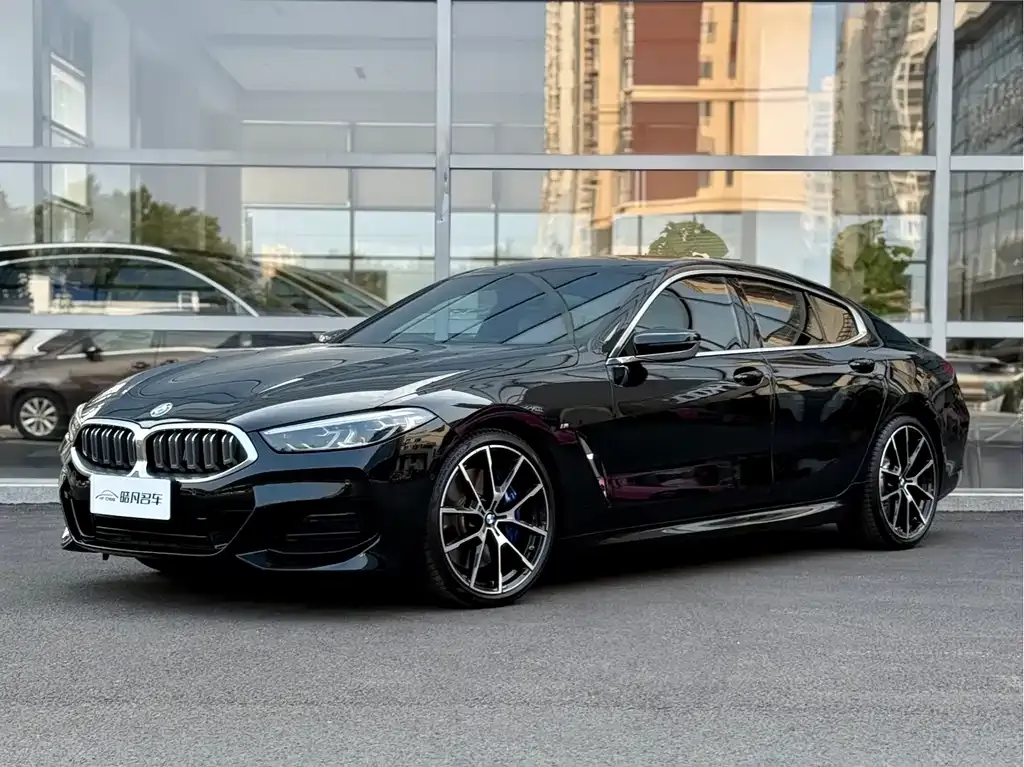 BMW 8 Series — фото 1