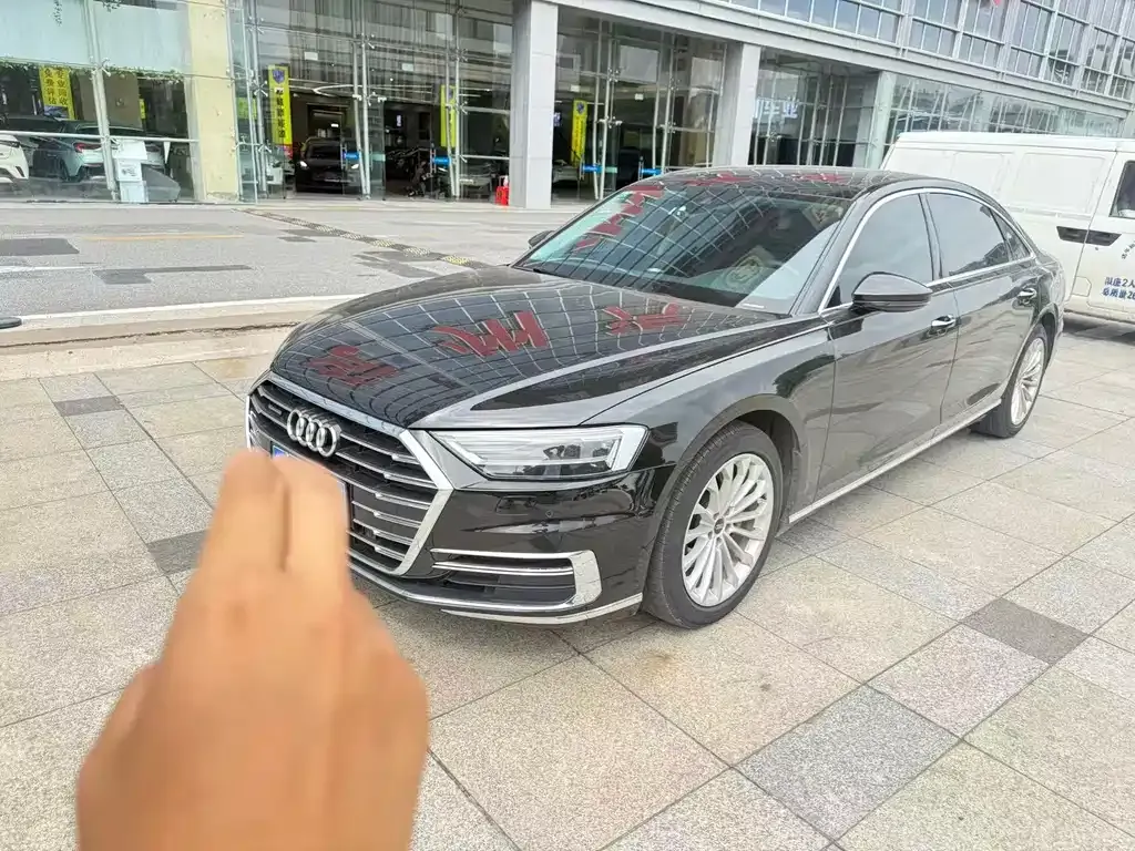 Audi A8 — фото 1