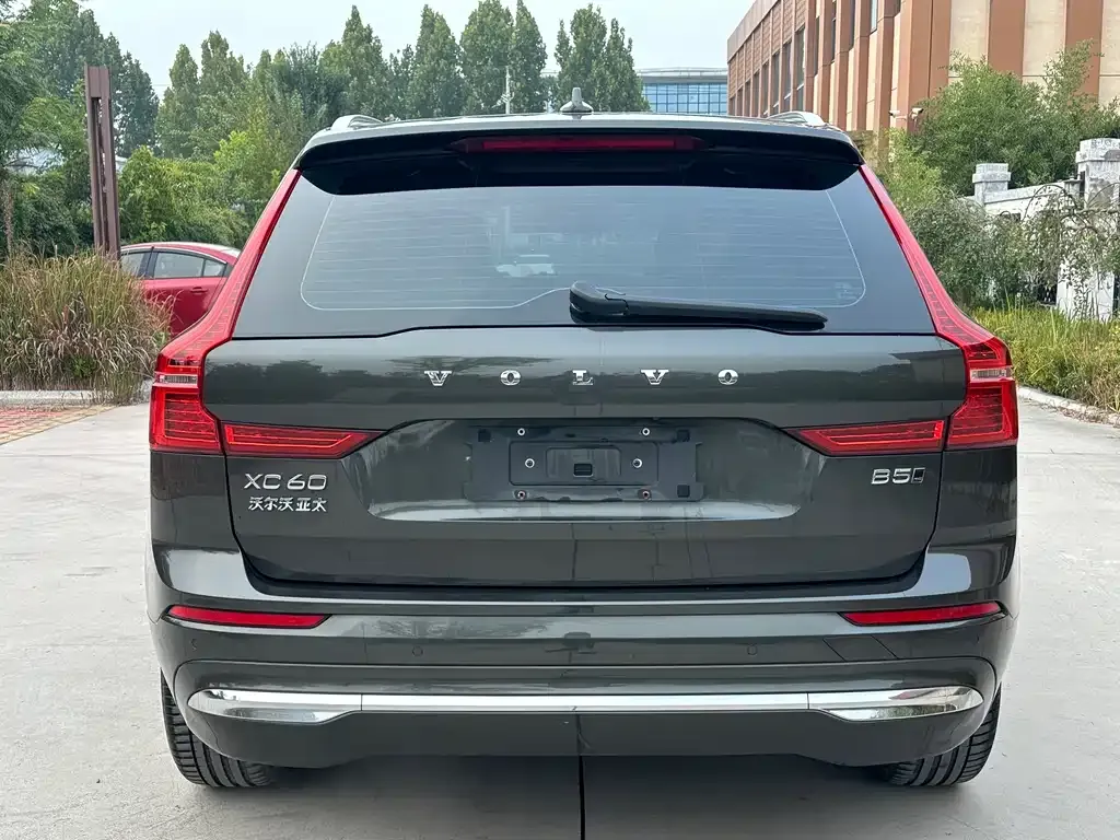 Volvo XC60 — фото 10