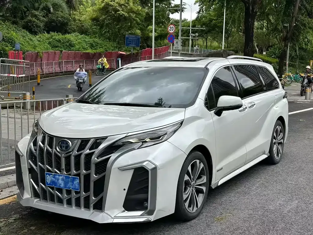 Toyota Granvia 2023 из CN, фото 1