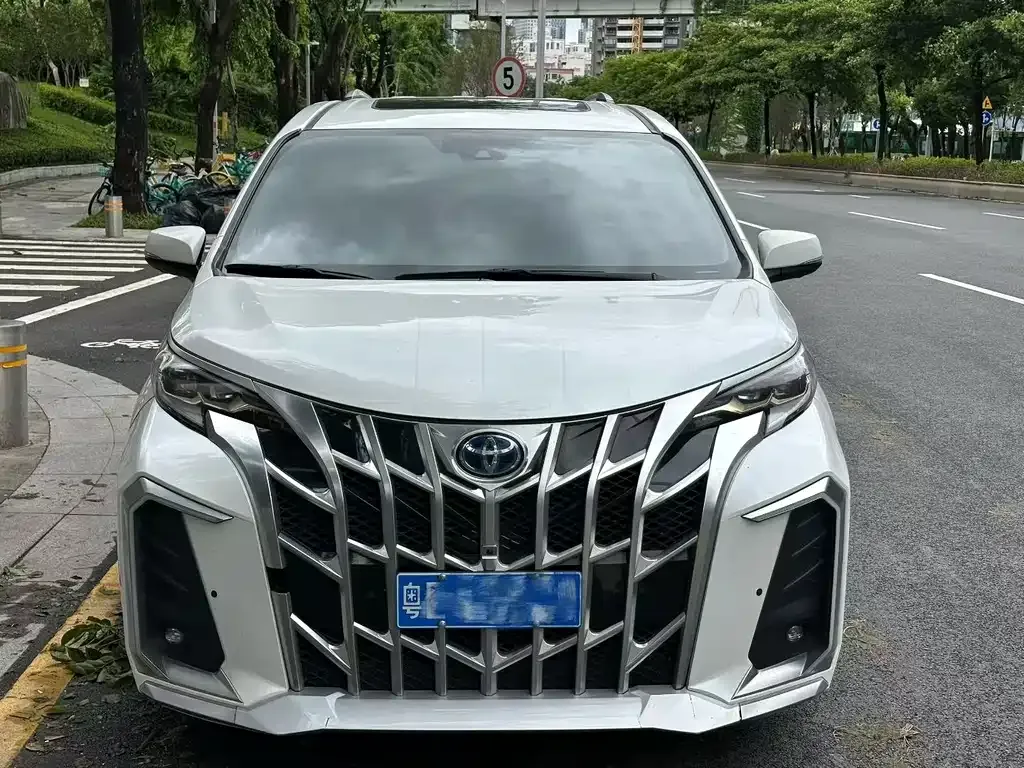 Toyota Granvia 2023 из CN, фото 2