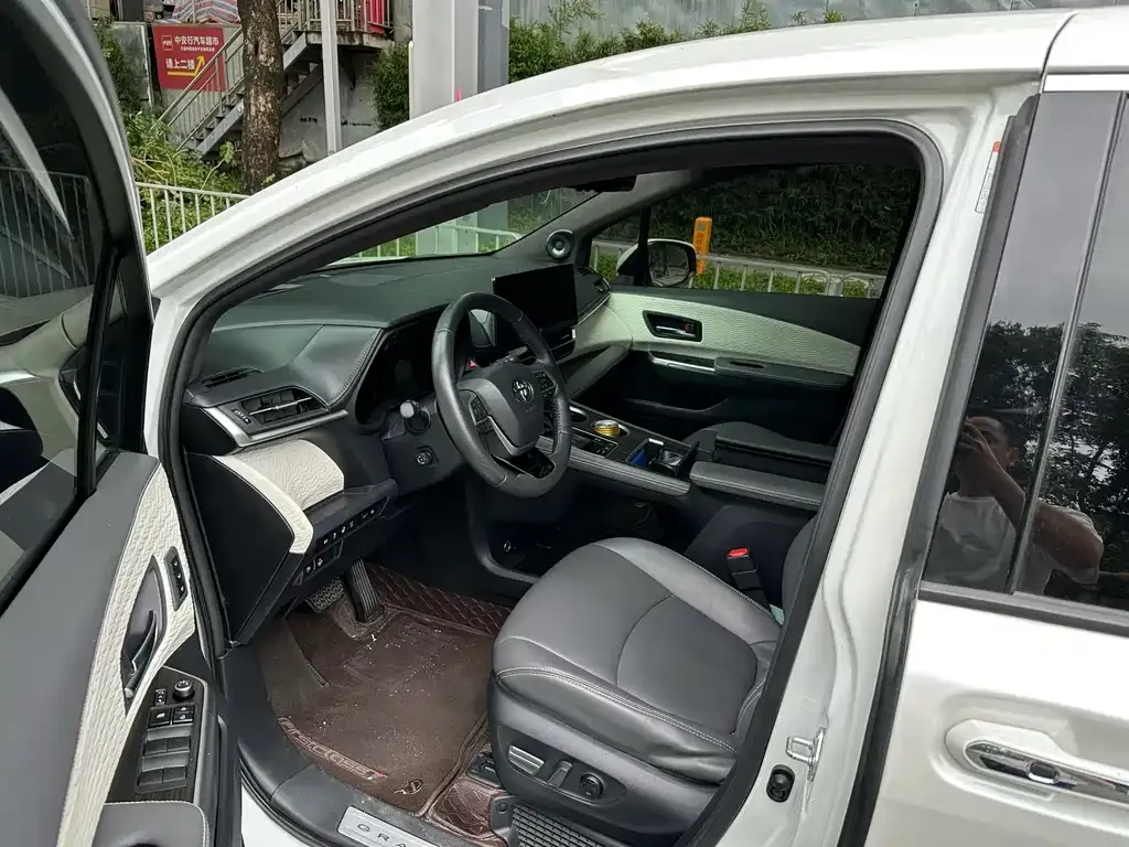 Toyota Granvia 2023 из CN, фото 3