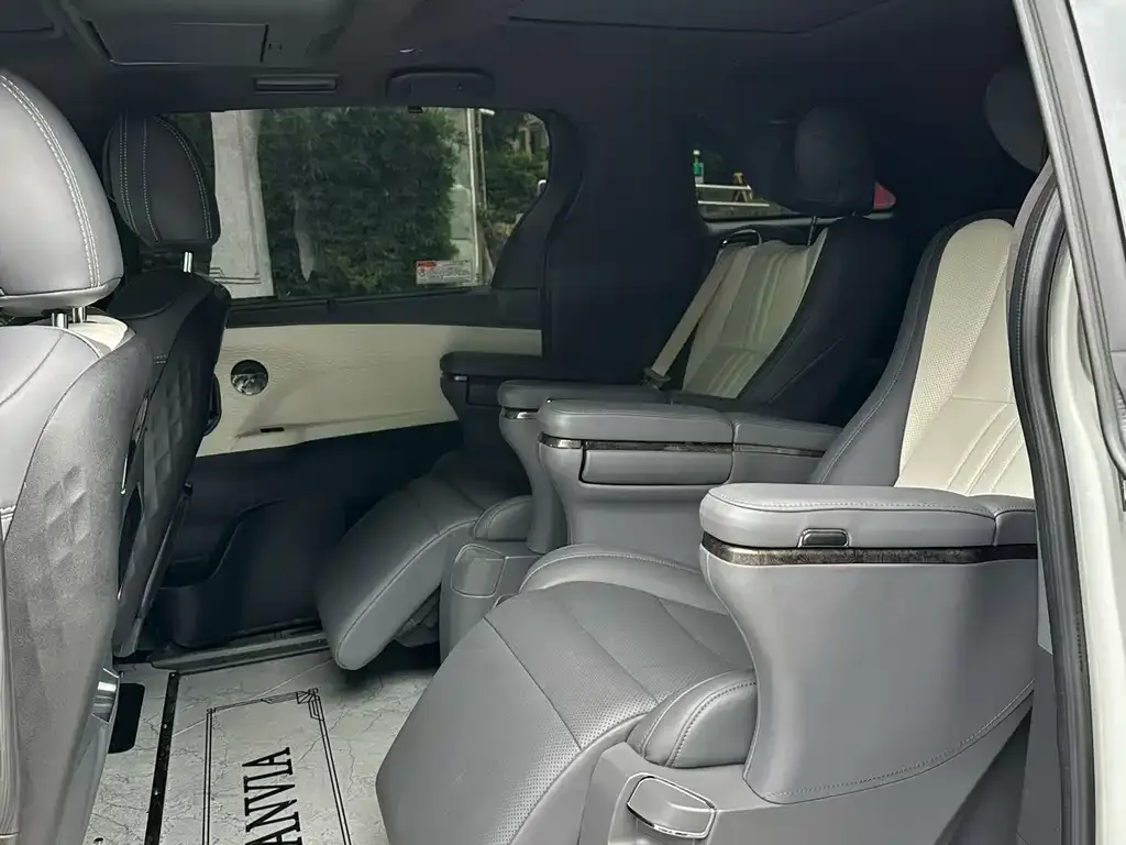 Toyota Granvia 2023 из CN, фото 4