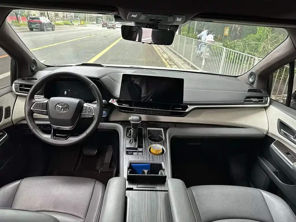 Toyota Granvia 2023 из CN, фото 5