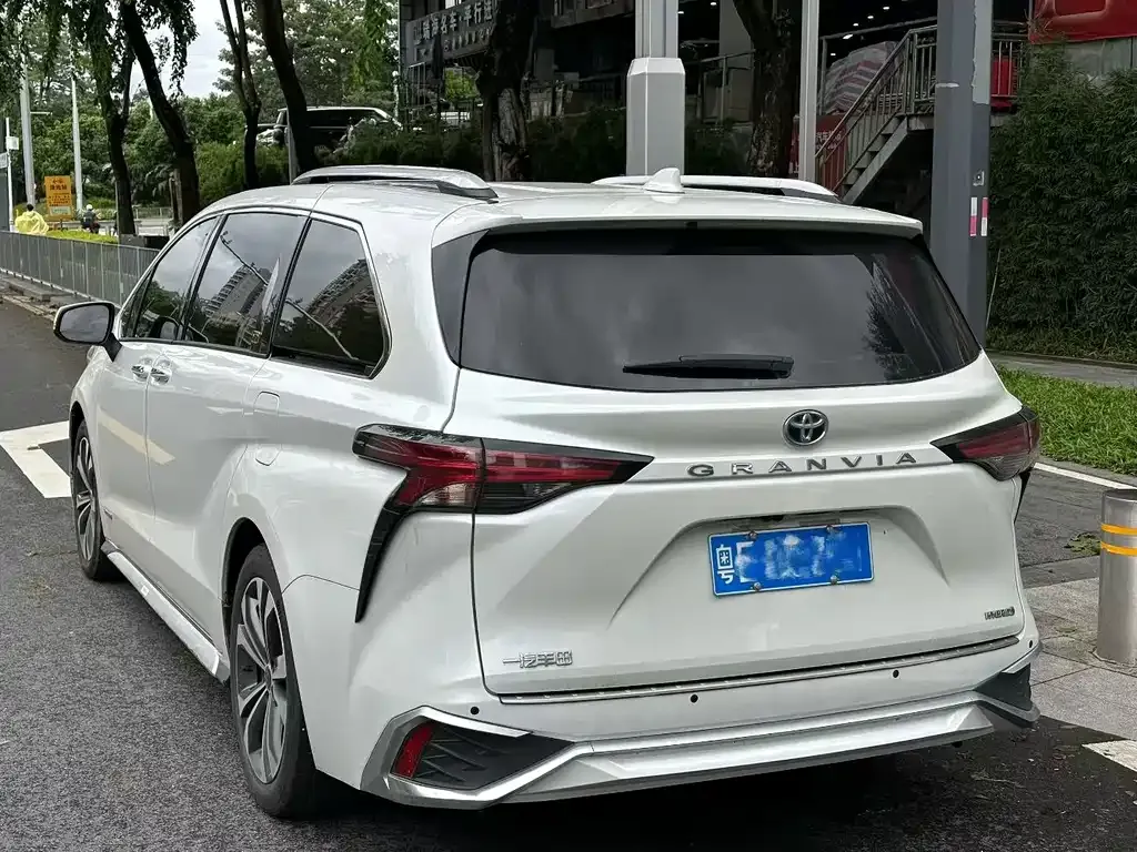 Toyota Granvia 2023 из CN, фото 8