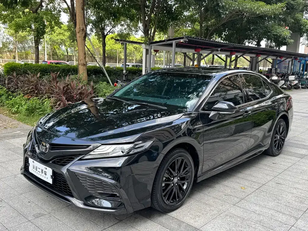 Toyota Camry — фото 1