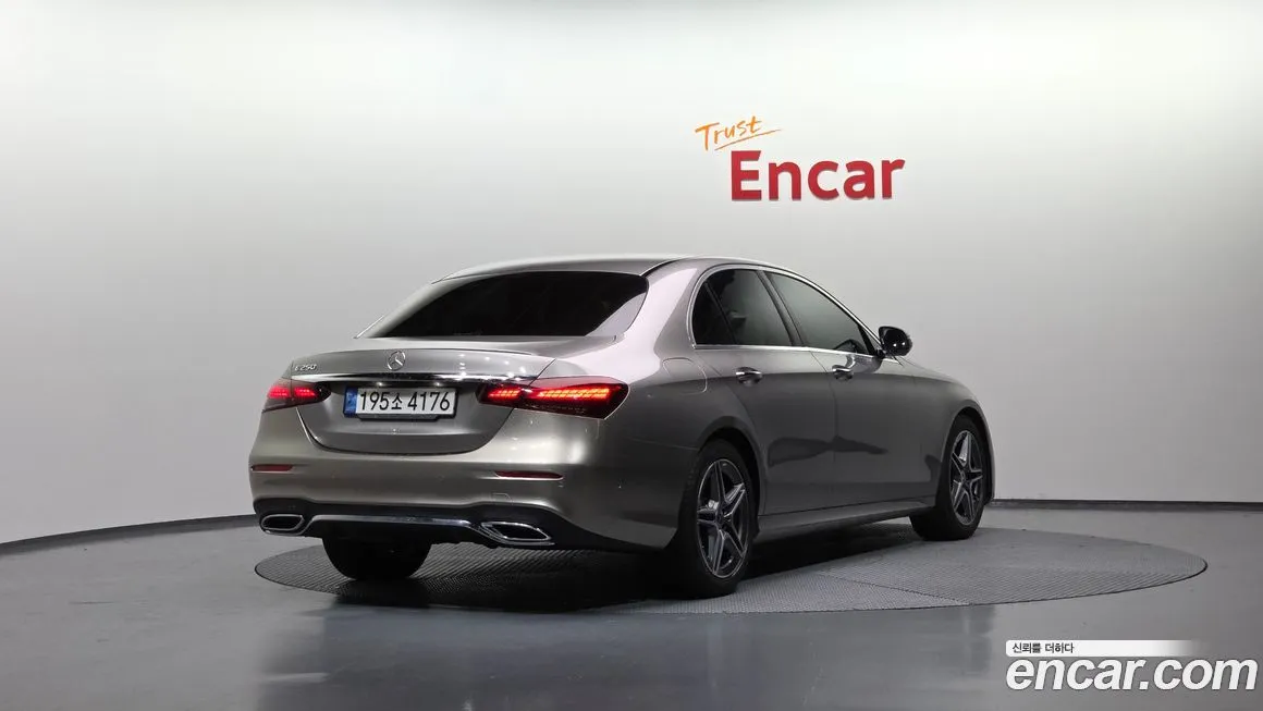 Mercedes-Benz E-Class — фото 2