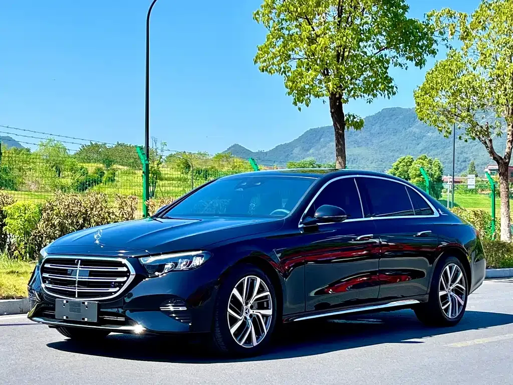 Mercedes-Benz E-Class — фото 1