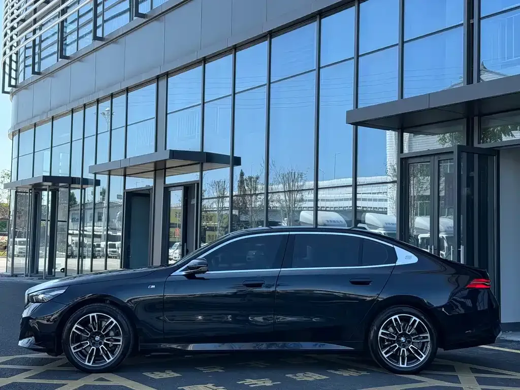 BMW 5 Series 2024 из CN, фото 4