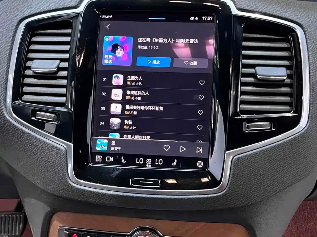 Volvo XC90 — фото 9