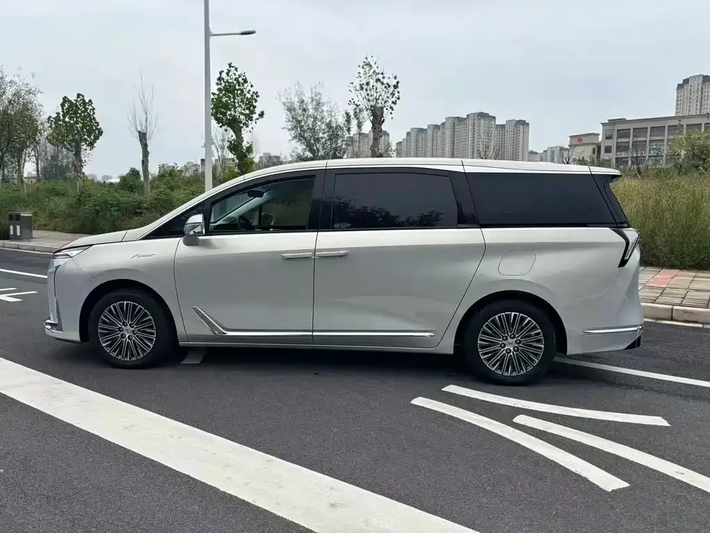 Buick GL8 Hybrid — фото 4