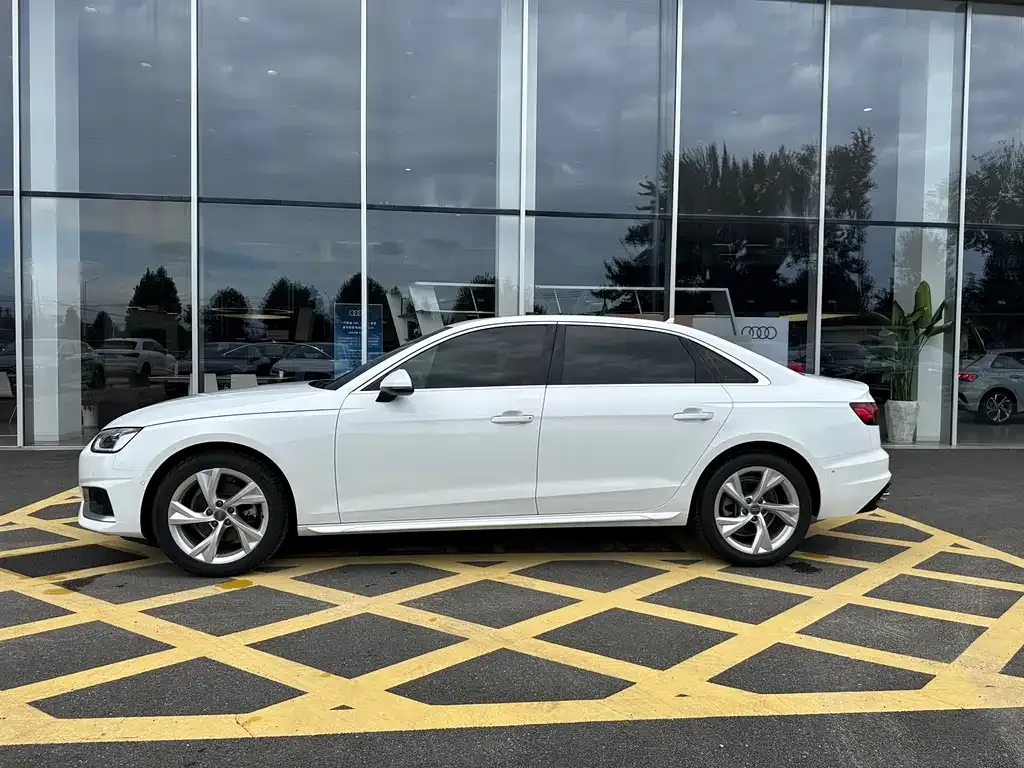 Audi A4L 2021 из CN, фото 4