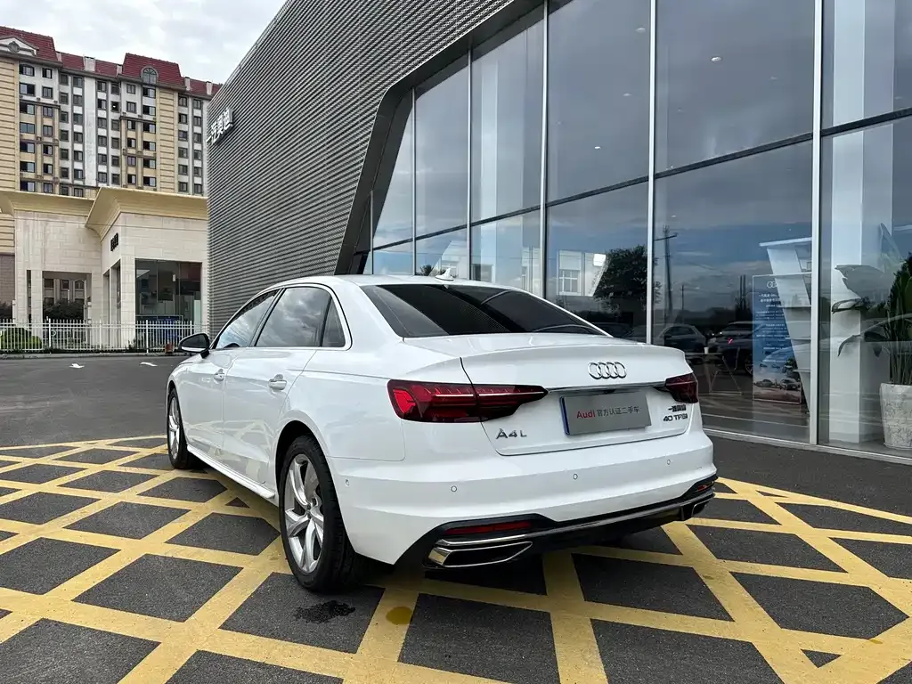 Audi A4L 2021 из CN, фото 5