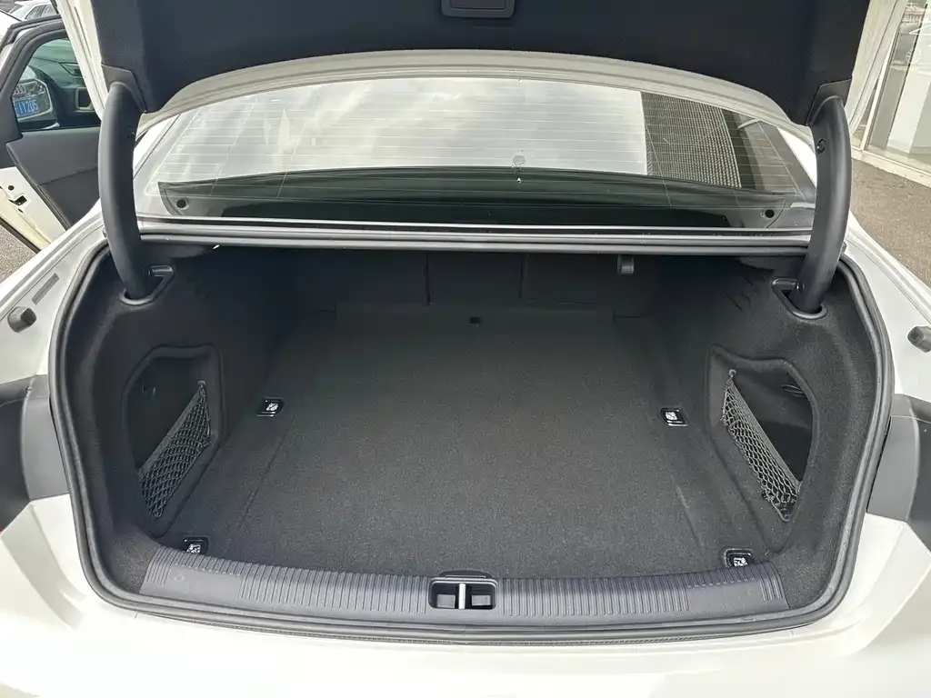Audi A4L 2021 из CN, фото 8