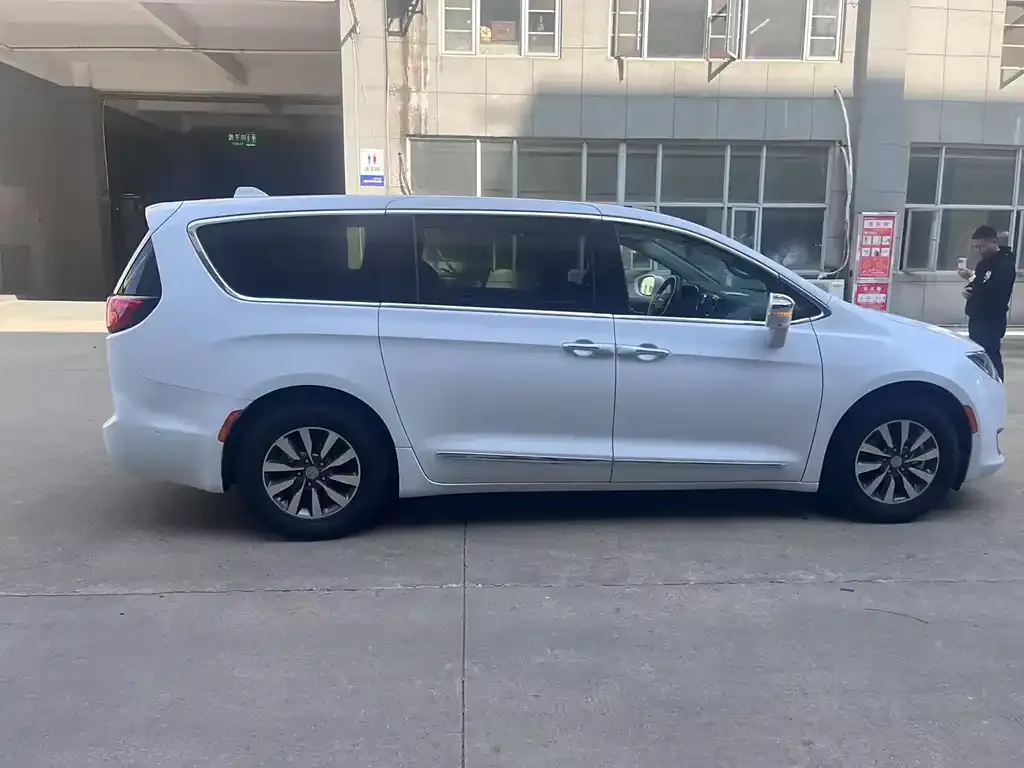 Chrysler Grand Voyager PHEV (Import) 2025 из CN, фото 8