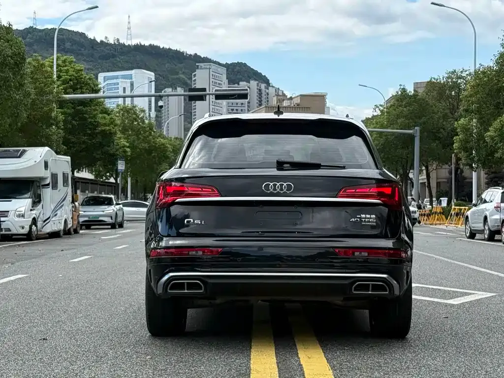 Audi Q5L — фото 5