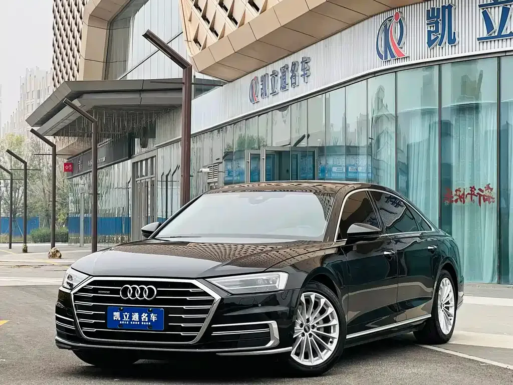 Audi A8 — фото 1
