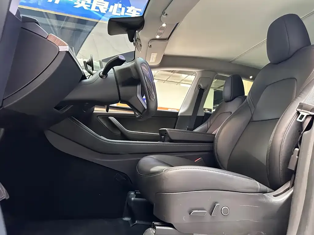 Tesla Model Y — фото 10