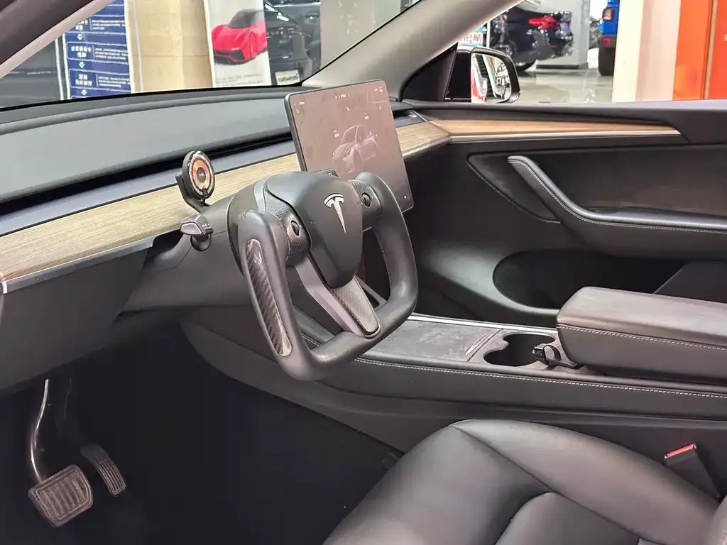 Tesla Model Y — фото 9