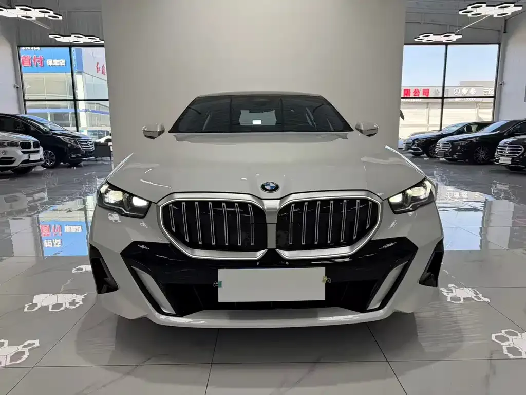 BMW 5 Series — фото 1