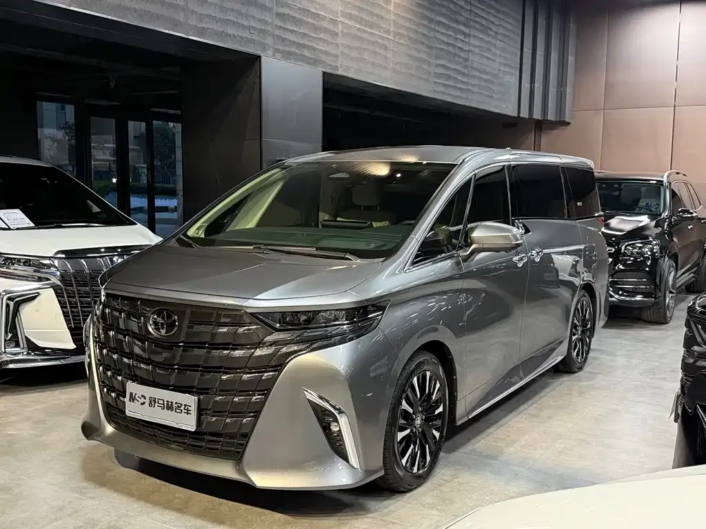 Toyota Alphard — фото 1